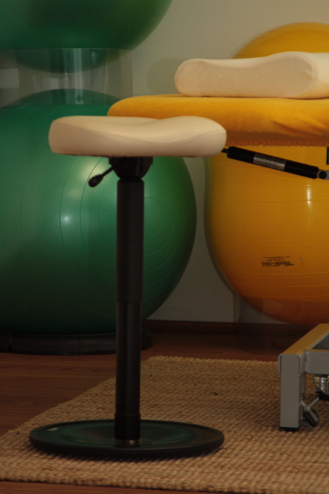 Ergonomischer Stehhocker im Therapieraum